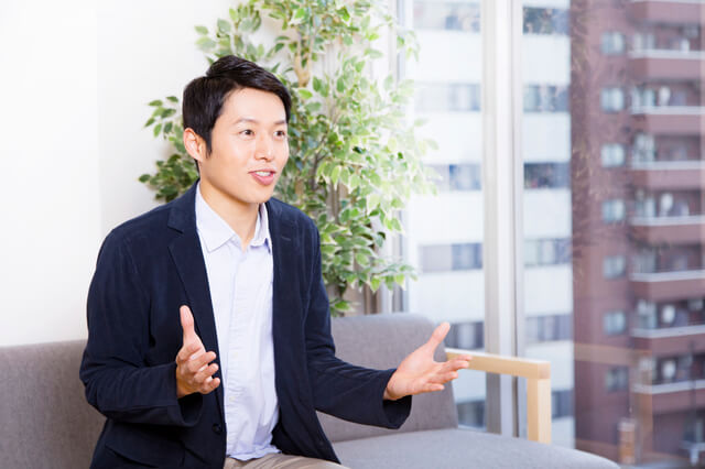 社員インタビュー記事でよく見かける写真
